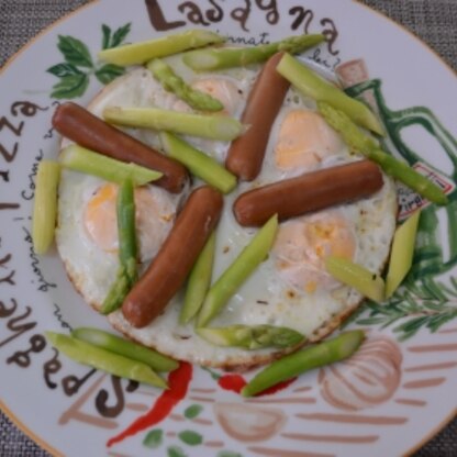 こんにちわ♪ベーコンがなくて、ウインナーで代用しました☆
アスパラと目玉焼きって、美味しいね〜♪
ランチに、旦那と競って食べました☆2個ずつ仲良く食べたよ♥